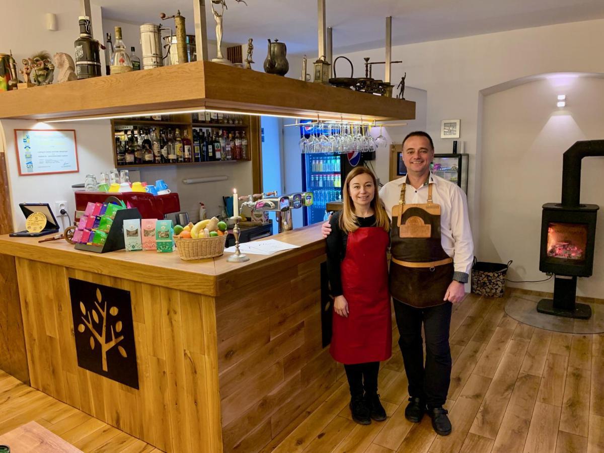 Penzion A Restaurace 14 Hostinné Kültér fotó