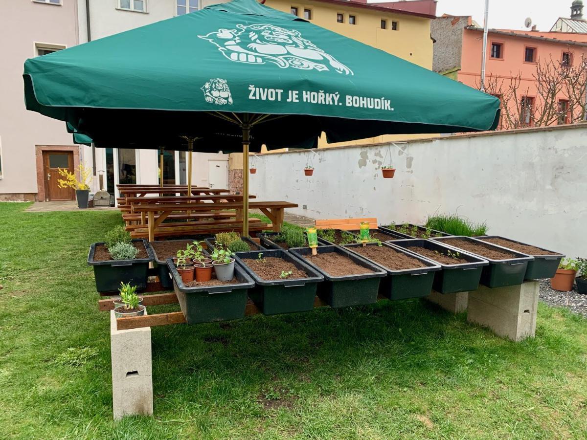 Penzion A Restaurace 14 Hostinné Kültér fotó